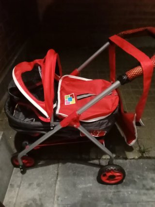 Cochecito de juguete rojo