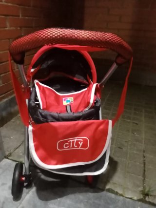 Cochecito de juguete rojo