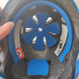 Patines en línea y equipo de protección azul