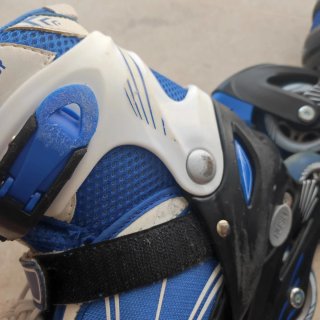 Patines en línea y equipo de protección azul