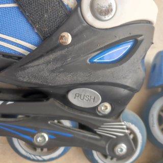 Patines en línea y equipo de protección azul
