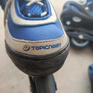 Patines en línea y equipo de protección azul