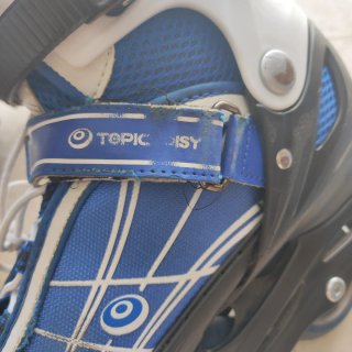 Patines en línea y equipo de protección azul