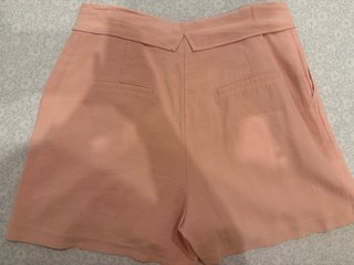 Shorts rosas con cinturón
