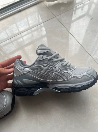 Zapatillas Asics grises y plateadas