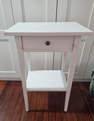 Mesita de noche blanca y madera