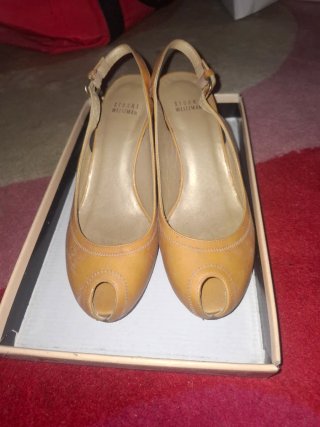 Zapatos de salón STUART WEIZMAN de charol amarillo