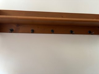 Perchero de madera con ganchos