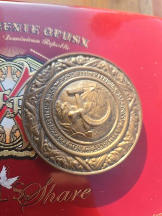 Medalla de bronce con martillo y hoz