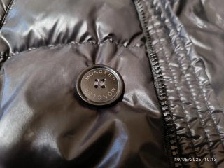 Abrigo plumífero Moncler negro con capucha