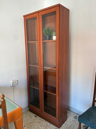 Vitrina de madera con puertas de cristal