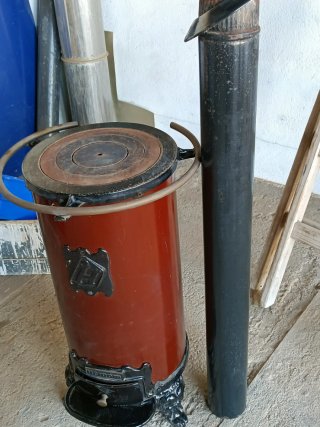 Estufa de leña cerámica roja y negra
