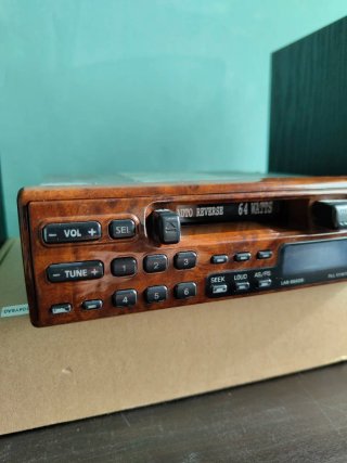 Radio Cassette Tokai. Frontal madera