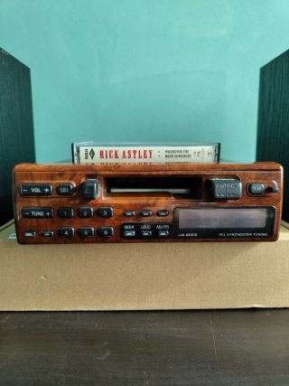 Radio Cassette Tokai. Frontal madera