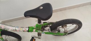 Bicicleta infantil verde con pegatinas