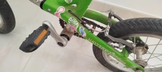 Bicicleta infantil verde con pegatinas