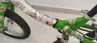 Bicicleta infantil verde con pegatinas
