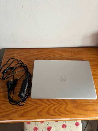 Ordenador portátil HP 15 con cargador y funda