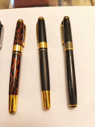 Cinco bolígrafos metálicos tinta gel son cinco