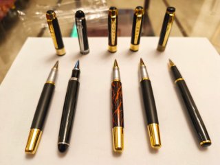 Cinco bolígrafos metálicos tinta gel son cinco