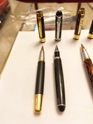 Cinco bolígrafos metálicos tinta gel son cinco