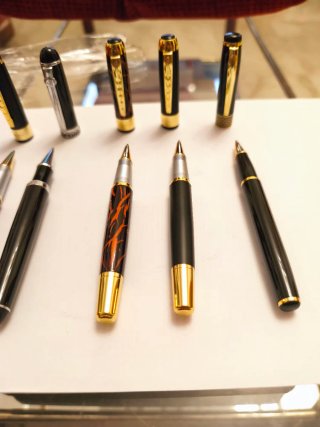 Cinco bolígrafos metálicos tinta gel son cinco