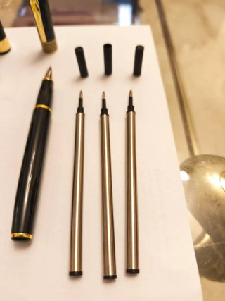 Cinco bolígrafos metálicos tinta gel son cinco