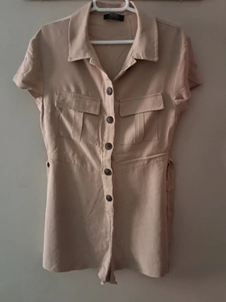 Mono corto Zara Talla M color beige muy poco uso.