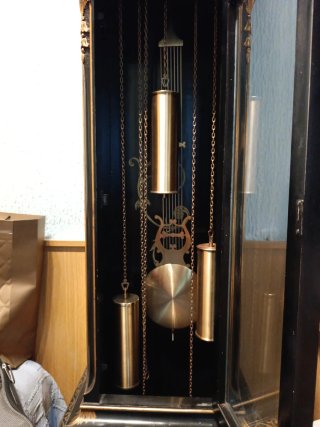 Reloj de pie antiguo negro