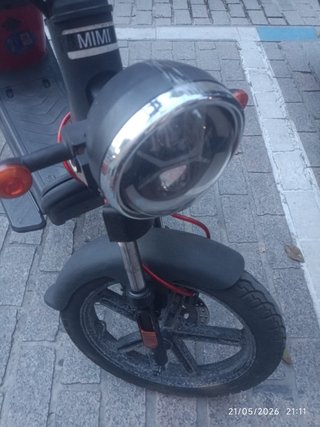 Moto Eléctrica 50 cc negro y roja, estupenda.