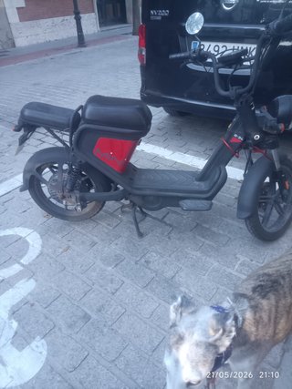 Moto Eléctrica 50 cc negro y roja, estupenda.