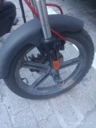 Moto Eléctrica 50 cc negro y roja, estupenda.