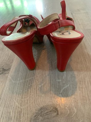 Zapatos rojos de tacón con tira