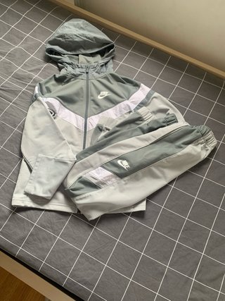 Conjunto deportivo Nike gris y blanco