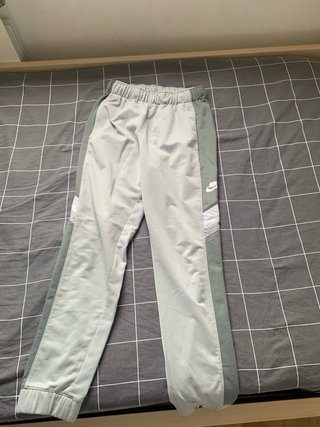 Conjunto deportivo Nike gris y blanco