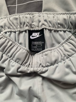 Conjunto deportivo Nike gris y blanco
