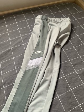 Conjunto deportivo Nike gris y blanco