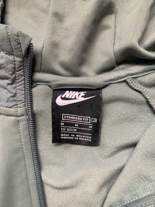Conjunto deportivo Nike gris y blanco