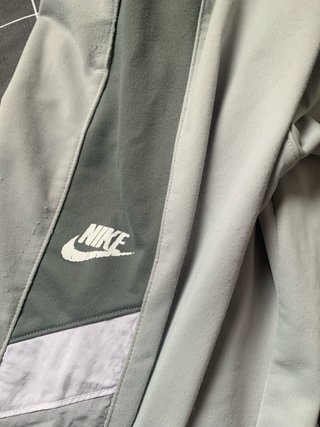 Conjunto deportivo Nike gris y blanco