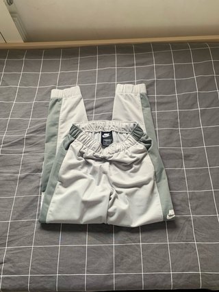 Conjunto deportivo Nike gris y blanco