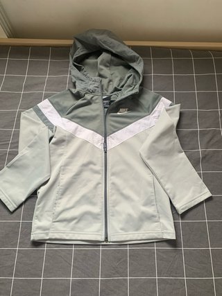 Conjunto deportivo Nike gris y blanco