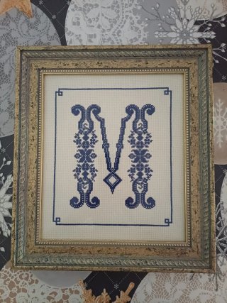 Cuadro Letra M Bordada Azul Hecho a Mano