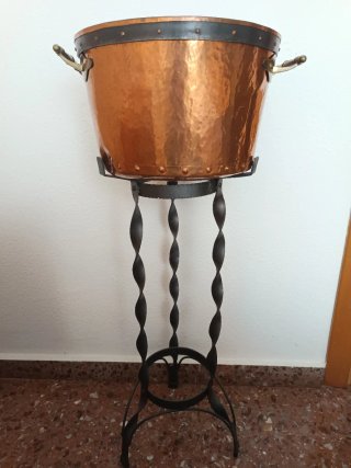 Macetero de hierro con caldero de cobre