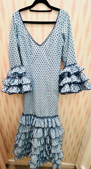 Traje de flamenca azul con lunares