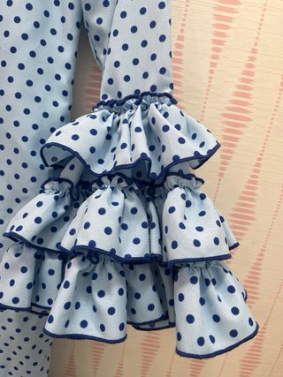 Traje de flamenca azul con lunares