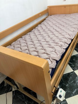 Cama ortopédica madera y beige.precio negociable