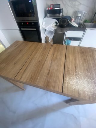 Mesa de comedor de madera