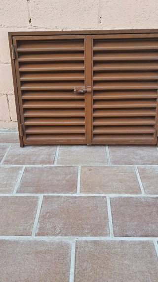 Ventana mallorquina de metal marrón