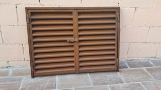 Ventana mallorquina de metal marrón