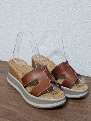 Sandalias cuña marrón